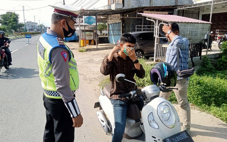 Satlantas Polres Aceh Timur saat Bagikan Masker Kepada Pengguna Jalan