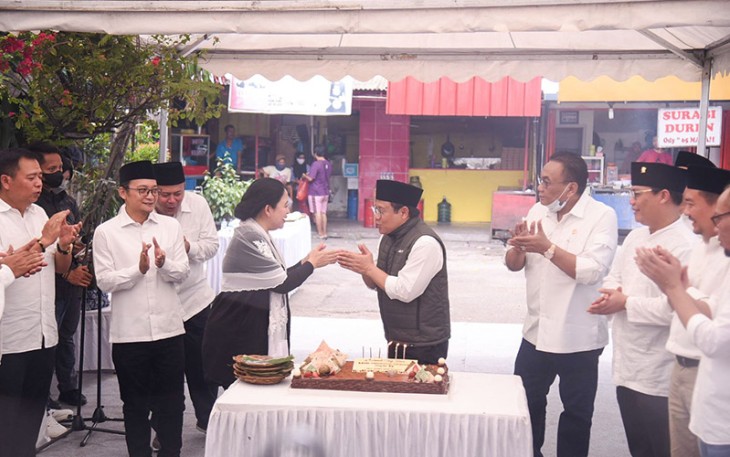 Kejutan ulang tahun diberikan Puan usai ia bersama Cak Imin berziarah ke makam Taufiq Kiemas di TMP Kalibata, Jakarta Selatan, Minggu (25/9/2022). 