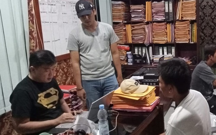Pelaku Pungli saat dimintai keterangan penyidik