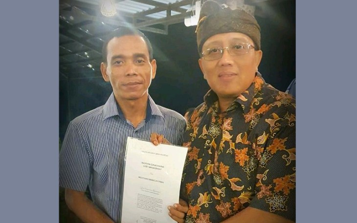 Dirut PT MRP Muhamad Darsono menunjukkan surat perjanjian kerjasama dengan PT Radithya Gunadarma Aset Management.