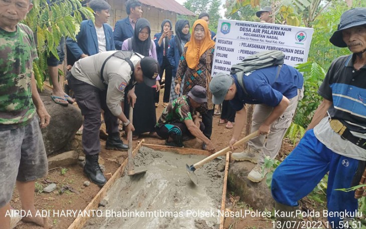 Bhabinkamtibmas Polsek Nasal saat Bimbing Mahasiswa Unib