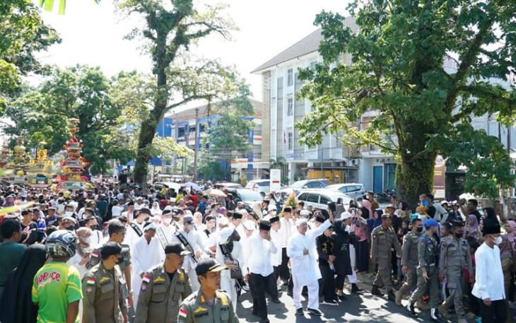 Prosesi Tabut Tebuang, Senin (08/08).