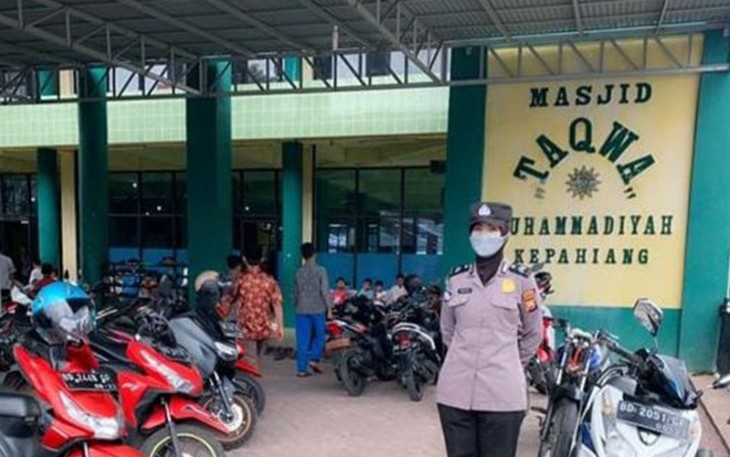 Polwan Kepahiang Berjaga Disejumlah Masjid saat Ibadah Jumat