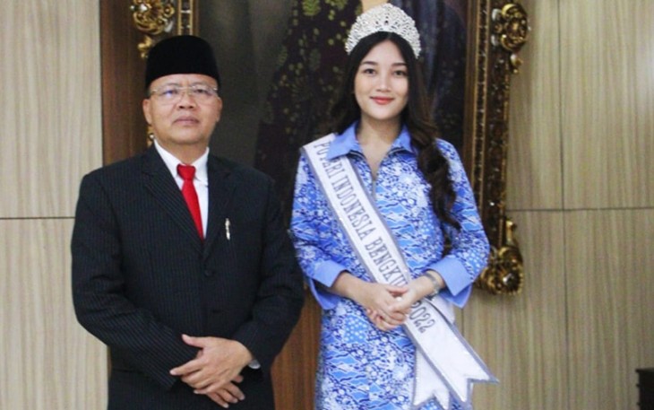 Gubernur Bengkulu ke-10 ini usai terima audiensi Finalis Putri Indonesia mewakili Provinsi Bengkulu Tahun 2022 Syafaniar Virgy, di Ruang Kerja Gubernur Bengkulu, Senin (25/04).