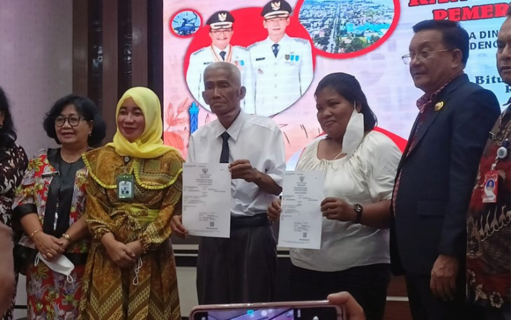 Walikota Bitung foto bersama dengan beberapa pasangan yg telah mengikuti kawin Massal