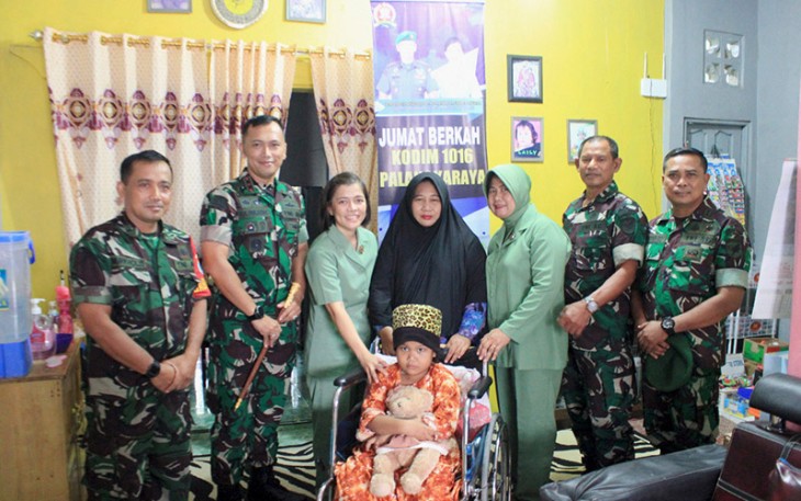 Dandim Bersama Ketua Persit KCK Cabang XLII saat Sambangi Anak Anggota Yang Sedang Sakit 