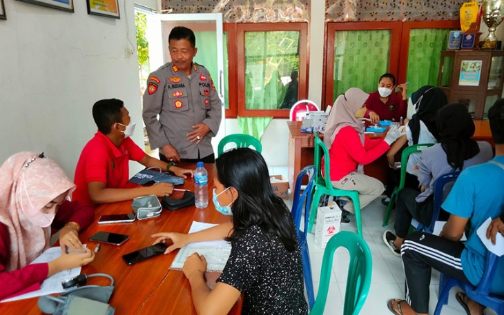 Kapolsek Cepu AKP Agus Budiana memantau jalannya gerai vaksin presisi di Mapolsek Cepu.