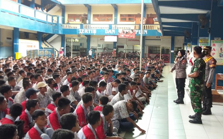  Aparat kepolisian  memberikan pembinaan kepada para siswa, usai peristiwa pelemparan batu di SMK Muhammadiyah 3 Karanganyar, Kamis (8/9/2022).