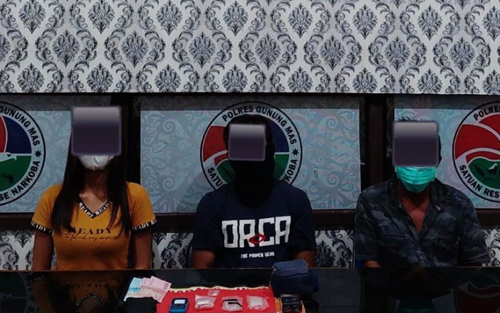 Tersangka saat diamankan beserta barang bukti