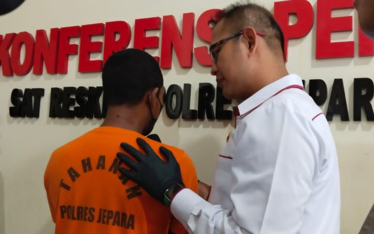 Tersangka (kenakan baju tahanan) saat dihadirkan dalam konferensi pers di Mapolres Jepara.