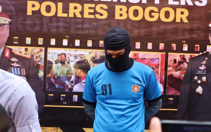Tersangka pembunuhan saat dihadirkan dalam konferensi persnya yang di gelar di Mapolres Bogor pada Rabu (21/12).