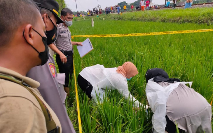 Petugas sedang melakukan olah TKP dan upaya evakuasi terhadap jasad pria tanpa identitas yang tewas tertabrak kereta api Argo Wilis, di Dukuh Dadagan, Desa Pulosari Kecamatan Kebakkramat, Kabupaten Karanganyar, pada Jumat (21/10/2022).