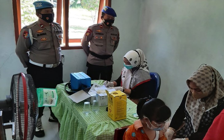 Vaksinasi di SD 008 Desa Tinjul, Kecamatan Singkep Barat, Kabupaten Lingga.