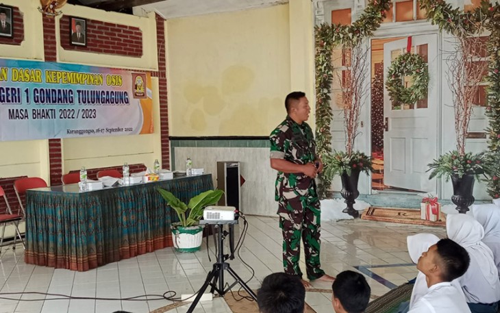 Danramil 0806/07 Watulimo saat Berikan Materi LDK Kepada Siswa-Siswi SMA Negeri 1 Gondang