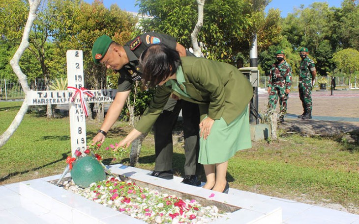 Dandim 1016 Palangka Raya didampingi istri saat Ziarah ke TMP Sanaman Lampang