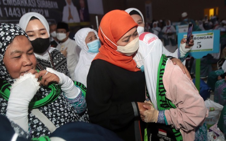 Gubernur Jawa timur Khofifah lndar Parawansa saat secara langsung menyambut kedatangan para Jemaah haji kloter pertama di Asrama Haji Sukolilo, Surabaya.