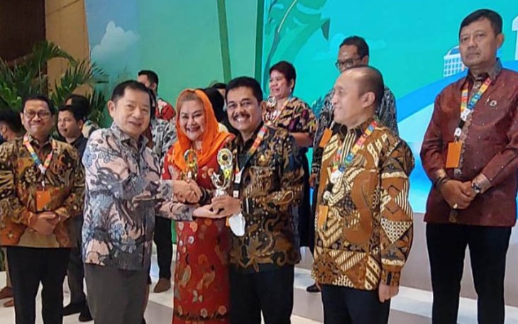 Penyerahan Penghargaan pada saat acara Konferensi Tahunan SDGs Indonesia Tahun 2022 (SDGs Annual Conference 2022) yang dilaksanakan di Hotel Sultan Jakarta selama 2 (dua) hari, 01 -02 Desember 2022.