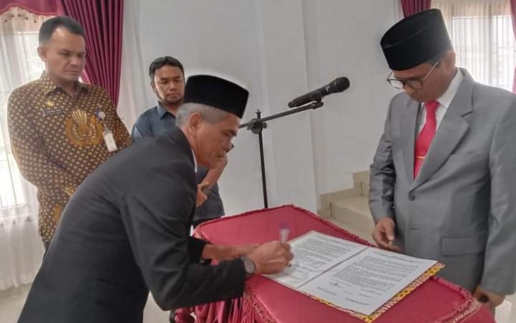 Iskandar Kembali Dilantik Jadi Dirut PDAM Tirta Peusada