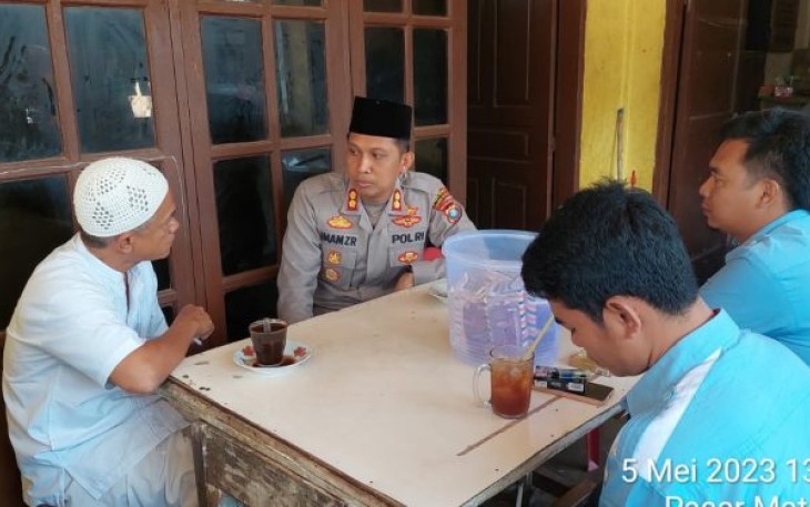 Seakan tanpa jarak, Kapolres Tapanuli Selatan (Tapsel), AKBP Imam Zamroni, SIK, MH, dengarkan curahan hati (Curhat) masyarakat secara langsung di Warung Kopi, Jumat (5/5/2023) siang