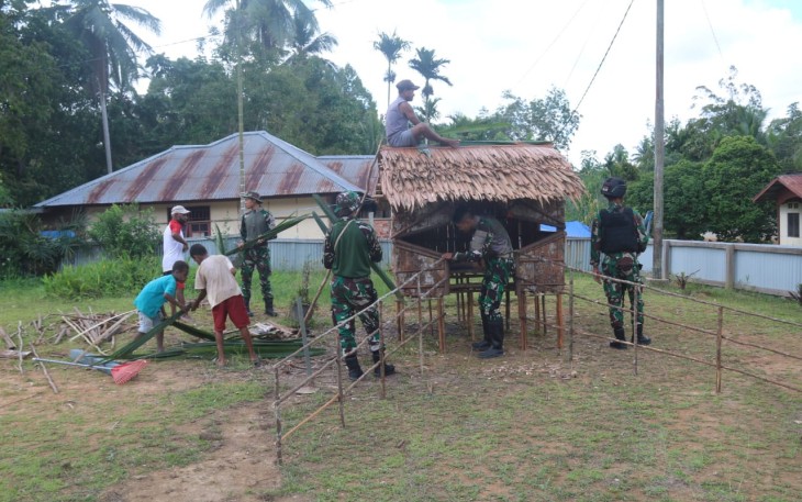 Satgas Pamtas Statis RI-PNG Yonif 111/KB yang bertugas di sektor Kolakops Korem 174/Anim Ti Waninggap turun ke kampung melihat suasana sekaligus mengecek kesiapan masyarakat pedalaman dalam menyambut Natal dan tahun Baru, Rabu (13/12/2023)