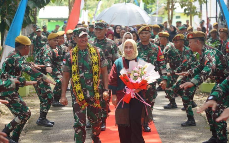Danrem 121/ABW Dampingi Pangdam XII/TPR Kunjungi Pos Kotis Gabma Entikong 
