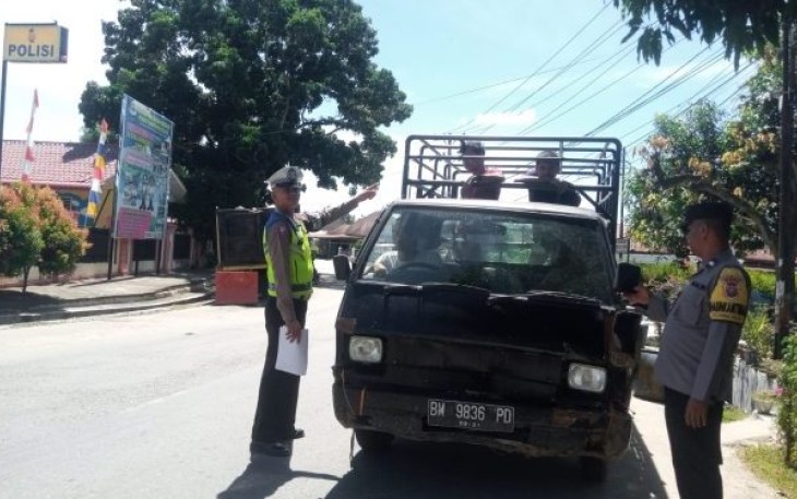 Pos Lantas Polsek Padang Bolak menghimbau ke segenap pengemudi angkutan barang agar tak menaikkan penumpang di atas kabin, Senin (17/7/2023)