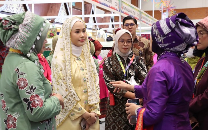 Ibu Panglima TNI Pilih Kalung dari Sisik Ikan
