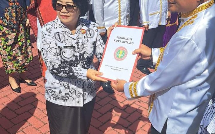 Sekda kota Bitung saat mengukuhkan mantan Kadis Pendidikan kota Bitung sebagai ketua PGRI Kota Bitung usai melaksanakan upacara bendera peringatan hari pendidikan Nasional tahun 2023.