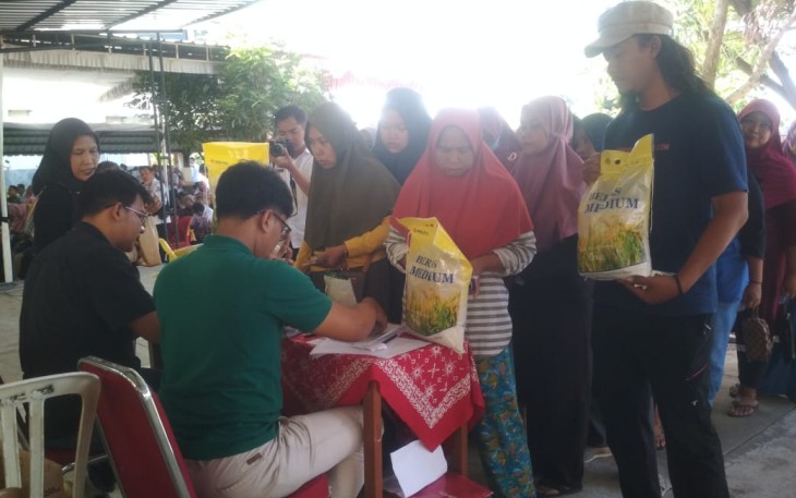 Sejumlah warga di Kecamatan Jatipuro, Karanganyar sedang mengantri untuk mendapatkan beras dalam kegiatan pasar murah program SPHP yang digelar di halaman Kantor Camat setempat, Rabu (22/2/2023) pagi.