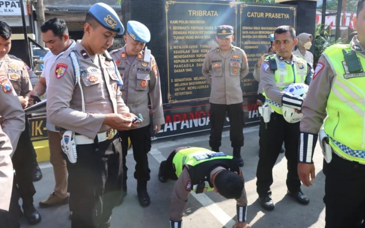 Anggota Propam Saat Melakukan Pengecekan Kelengkapan dan Kedisiplinan anggota Polres Tulungagung di halaman Mapolres Tulungagung