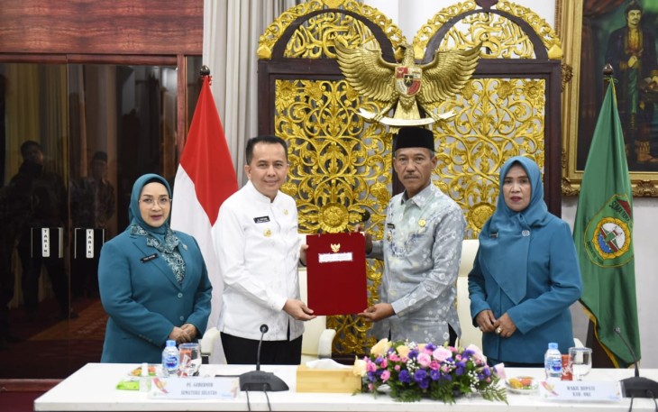 Pj Gubernur Agus Fatoni saat Serahkan Surat Tugas Plt Bupati OKI kepada Dja’far Shodiq
