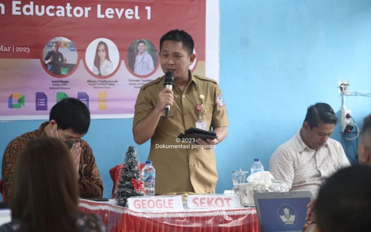 Sekertaris daerah Kota Bitung saat menyampaikan sambutannya di kegiatan pelatihan guru Kota Bitung