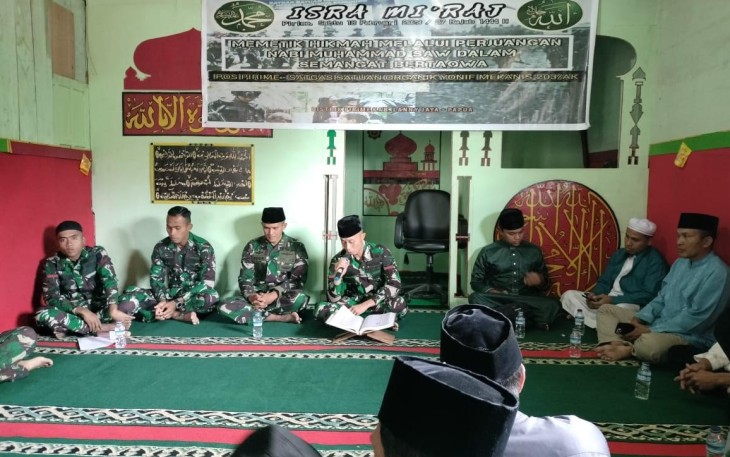 Satgas Yonif Mekanis 203/AK saat Peringati Isra Mi'raj bersama Masyarakat Muslim di Pegunungan Tengah