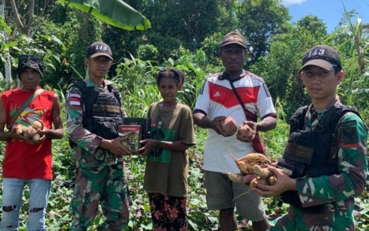 Satgas Yonif 143/TWEJ saat Borong Hasil Panen Warga Papua