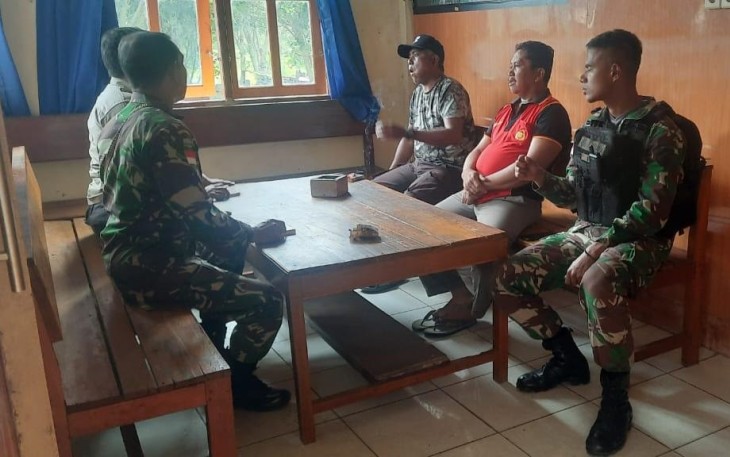 TNI-Polri saat Duduk dan Ngobrol Ciptakan Situasi Kondusif di Distrik Kelila