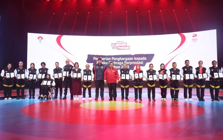 Foto bersama pada acara Puncak Hari Olah Raga Nasional (HAORNAS) XL Tahun 2023 di GOR Velodrome Rawamangun, Jakarta, Sabtu (9/9/2023).