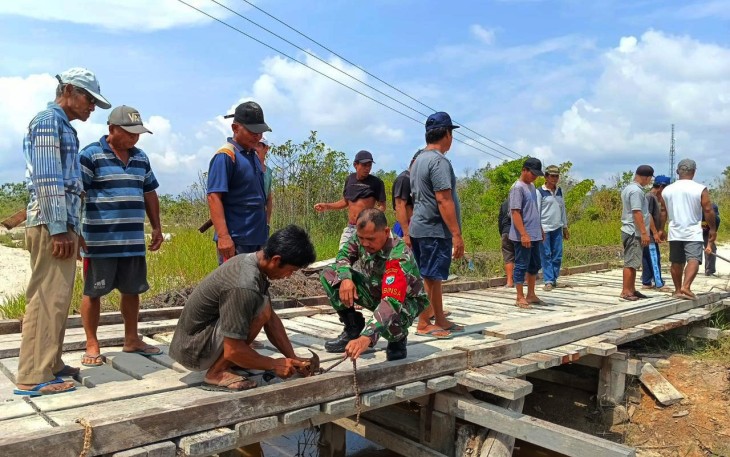 Babinsa Koramil 1016-06/Kurun Bersama Warga Perbaiki Jembatan
