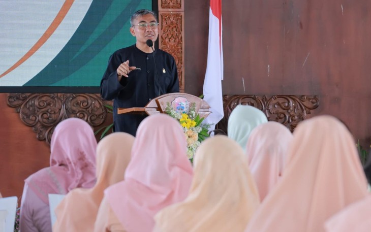  Pj Bupati Karanganyar Timotius Suryadi, saat memberikan sambutan acara resepsi Hari Jadi Dharma Wanita Persatuan (DWP) Karanganyar ke-24, di Pendopo RM Said, Rumah Dinas Bupati Karanganyar, Kamis (21/12/2023)