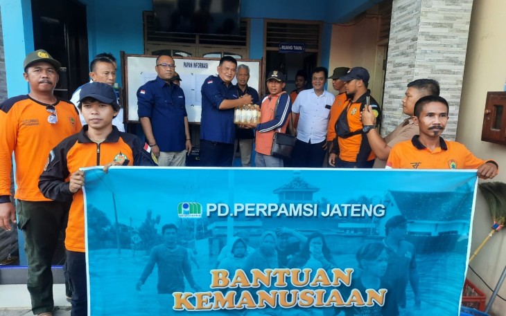 Penyerahan bantuan logistik dari PD Perpamsi Jawa Tengah kepada warga terdampak banjir, di Desa Karangdowo, Kecamatan Pandaan, Kabupaten Kudus, Kamis (12/1/2022). Foto : Istimewa