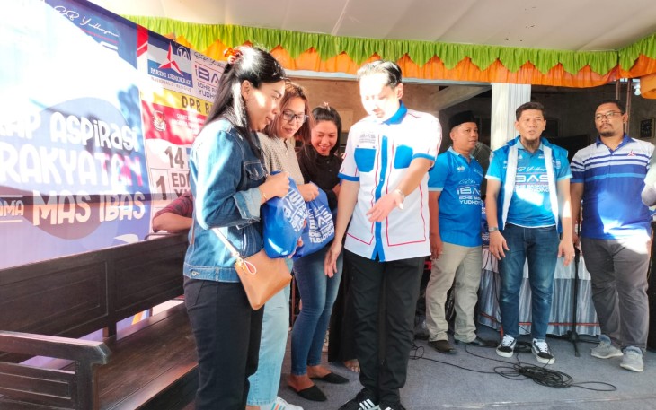 Edhie Baskoro Yudhoyono, anggota DPR RI, Dapil VII Jatim, saat membagikan Sembako kepada warga masyarakat Desa Ngadirenggo, Kecamatan Pogalan, Kabupaten Trenggalek, Selasa (12/12/2023)