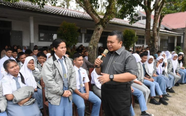 Bupati Dolly Pasaribu, saat menghadiri acara Perpisahan Kelas XII SMAN 1 Sipirok, Tapanuli Selatan, Sumatera Utara, Sabtu (18/3)