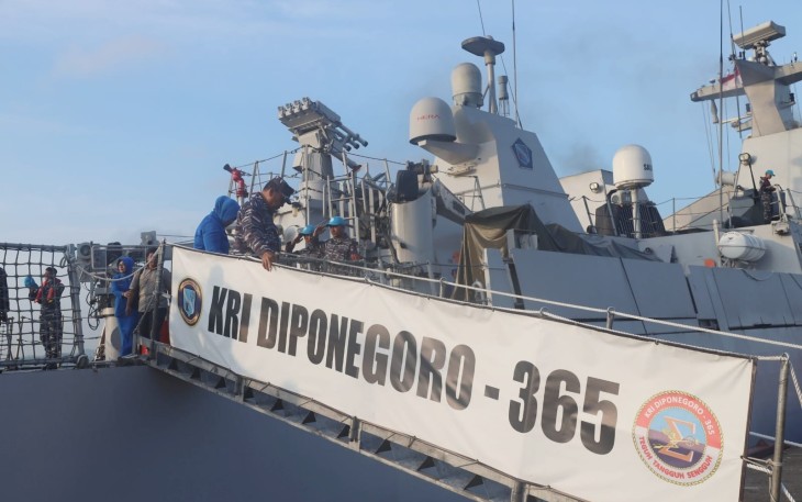 Komandan Lantamal IV Laksamana Pertama TNI Tjatur Soniarto, CHRMP., M.Tr.Opsla melepas keberangkatan Kapal Perang Republik Indonesia (KRI) Diponegoro-365 bertempat di Dermaga Batu Ampar, Batam, Minggu (17/12)
