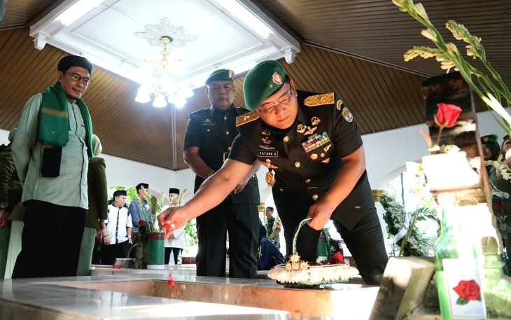 Kasdam Jaya/Jayakarta Brigjen TNI Tatang Subarna didampingi Wakil Ketua Persit KCK PD Jaya Ny. Lilis Tatang Subarna memimpin ziarah rombongan keluarga besar Kodam Jaya ke Makam Pangeran Jayakarta, Jatinegara Kaum Kec. Pulo gadung, Jakarta Timur, Kamis (21/12/2023)
