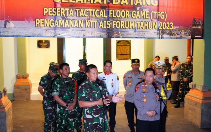 Panglima TNI Laksamana TNI Yudo Margono, S.E.,M.M., bersama Kepala Kepolisian Republik Indonesia Jenderal Polisi Listyo Sigit Prabowo, M.Si., saat beri keterangan pers. 