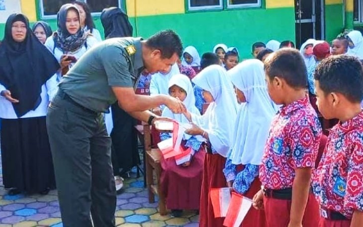 Plh Danramil 02/Bintim Salurkan 107 Bungkus Sarapan Pagi Untuk Siswa SDN 009 Gunung Lengkuas