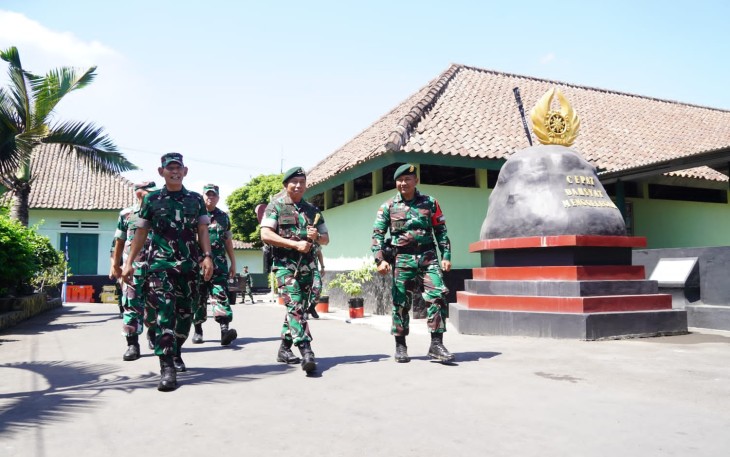 Pangdivif 2 Kostrad saat Dampingi Asops Kasad Periksa Kesiapan Operasi Satgas Yonarmed 11 Kostrad