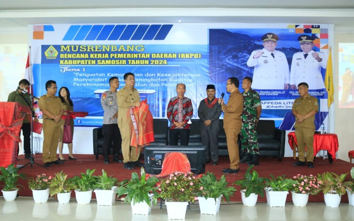 Musrenbang RKPD Kabupaten Samosir Tahun 2024 di JTS Hotel Parbaba, Kecamatan Pangururan, Senin (13/3).