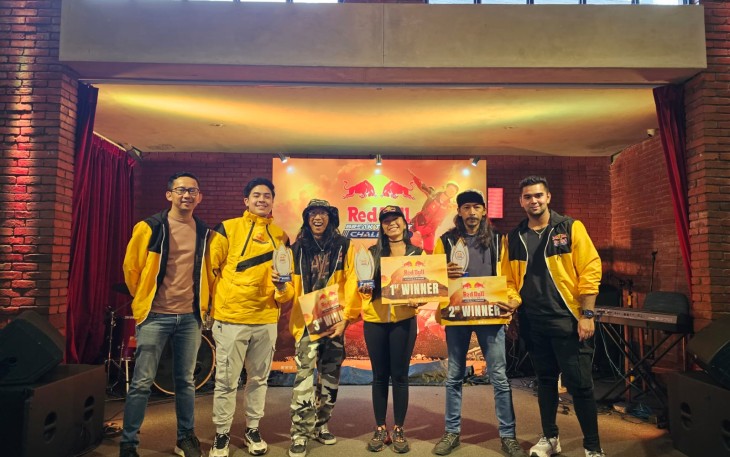 Keterangan Foto : 1. Dari kiri ke kanan : CMO PT Asia Health Energi Beverages Ricky Suhendar, YouTuber Jerome Polin dan atlet jet ski internasional Aero Aswar 2. Perwakilan Red Bull, para juri dan para pemenang berpose bersama di Jakarta