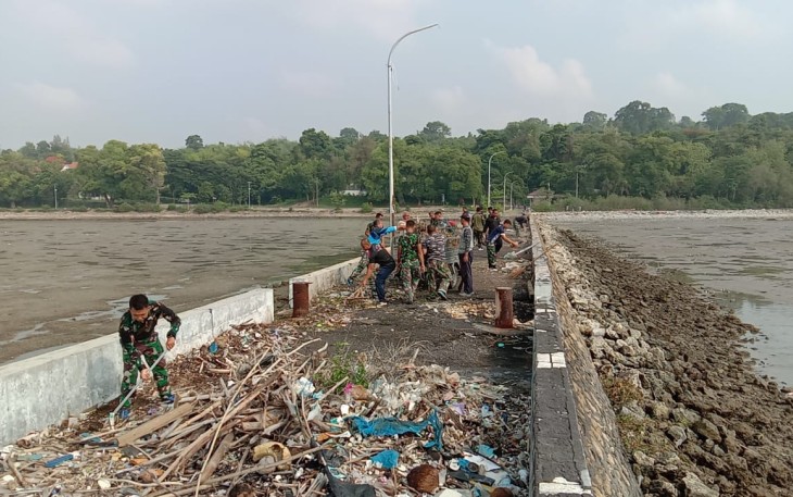 Pangkalan TNI AL (Lanal) Batuporon melaksanakan bersih-bersih pantai dan dermaga beaching, yang dipimpin langsung Komandan Lanal Batuporon Letkol Laut (P) Imam Ibnu Hajar, S.E., M. Tr. Opsla  dan diikuti  seluruh prajurit militer TNI AL dan PNS Lanal Batuporon, Rabu (13/12/2023)
