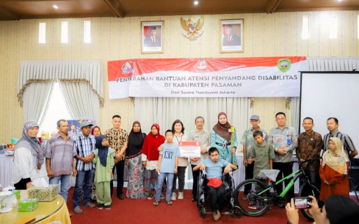 Sekda Mara Ondak saat Serahkan Bantuan Bagi Penyandang Disabilitas